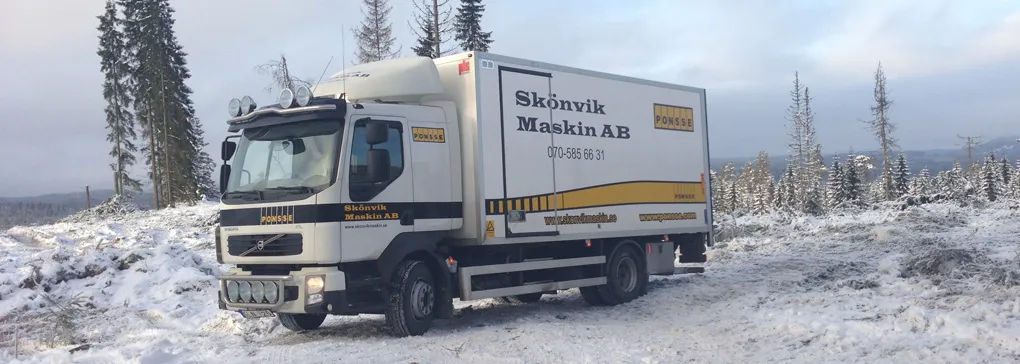 Skönvik Maskins servicebil i snöig skogsmiljö